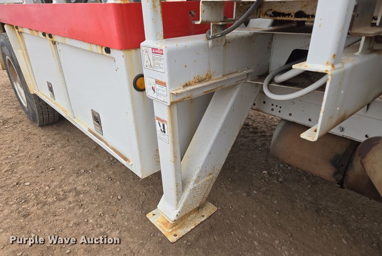 image for item DT7062 2001 International 4700 utility / service truck