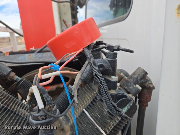 image for item DT7062 2001 International 4700 utility / service truck