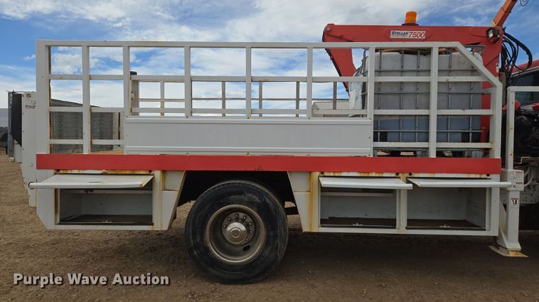 image for item DT7062 2001 International 4700 utility / service truck