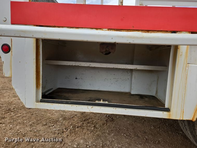 image for item DT7062 2001 International 4700 utility / service truck