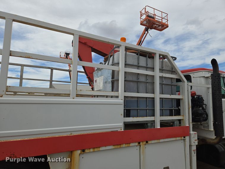 image for item DT7062 2001 International 4700 utility / service truck