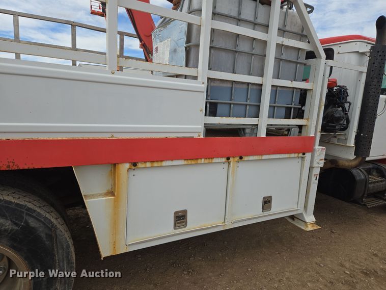 image for item DT7062 2001 International 4700 utility / service truck