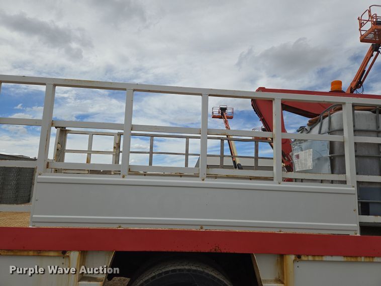 image for item DT7062 2001 International 4700 utility / service truck