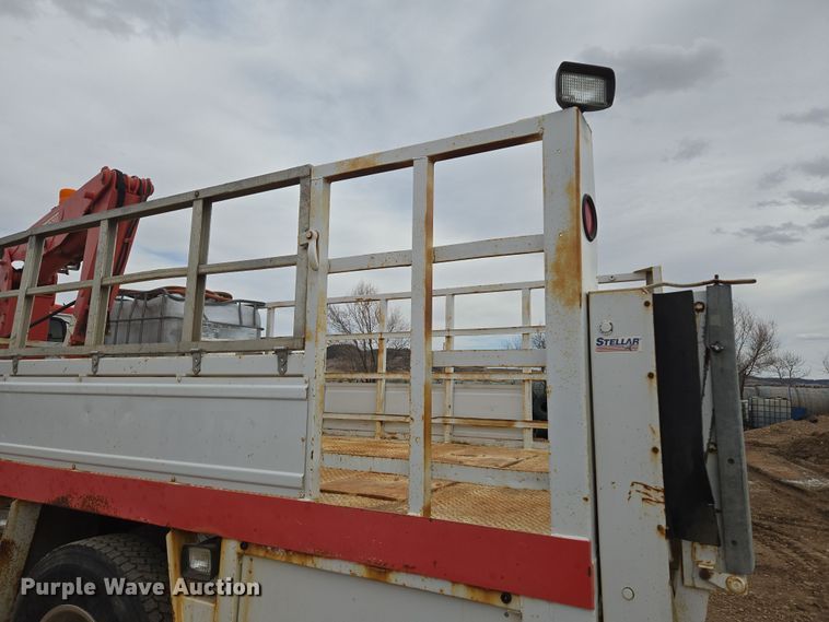 image for item DT7062 2001 International 4700 utility / service truck