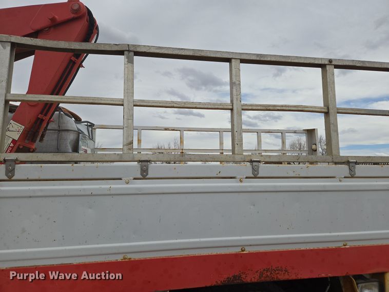 image for item DT7062 2001 International 4700 utility / service truck