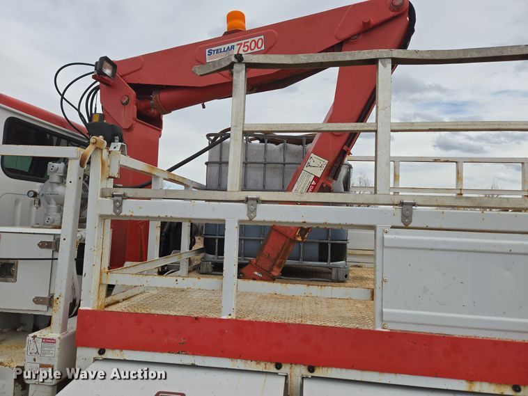 image for item DT7062 2001 International 4700 utility / service truck