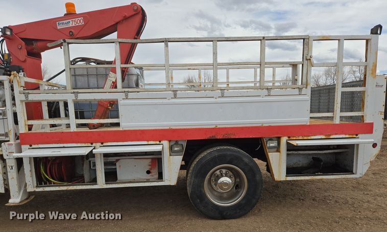 image for item DT7062 2001 International 4700 utility / service truck