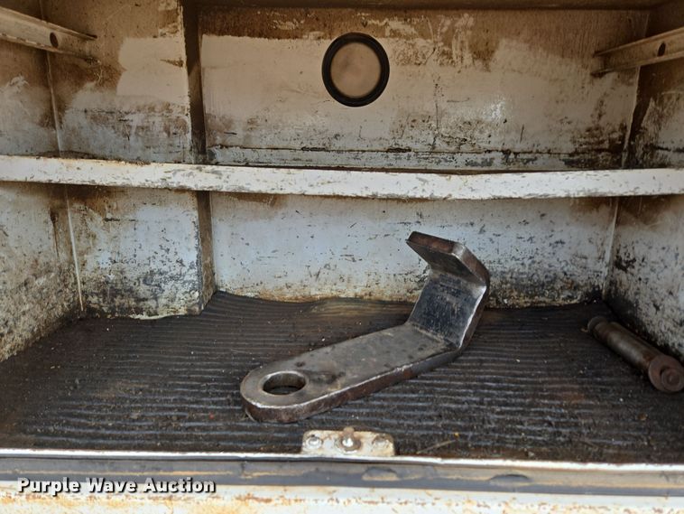 image for item DT7062 2001 International 4700 utility / service truck