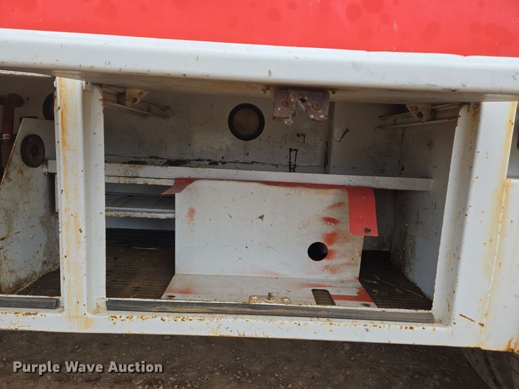 image for item DT7062 2001 International 4700 utility / service truck