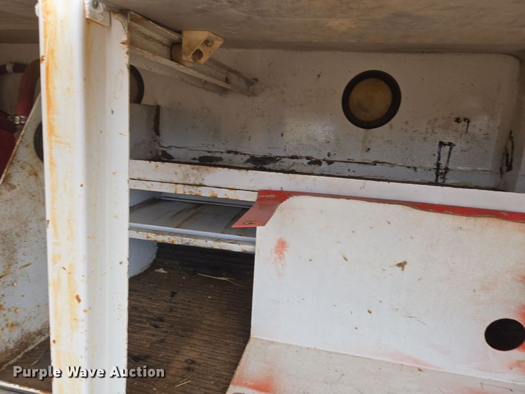 image for item DT7062 2001 International 4700 utility / service truck