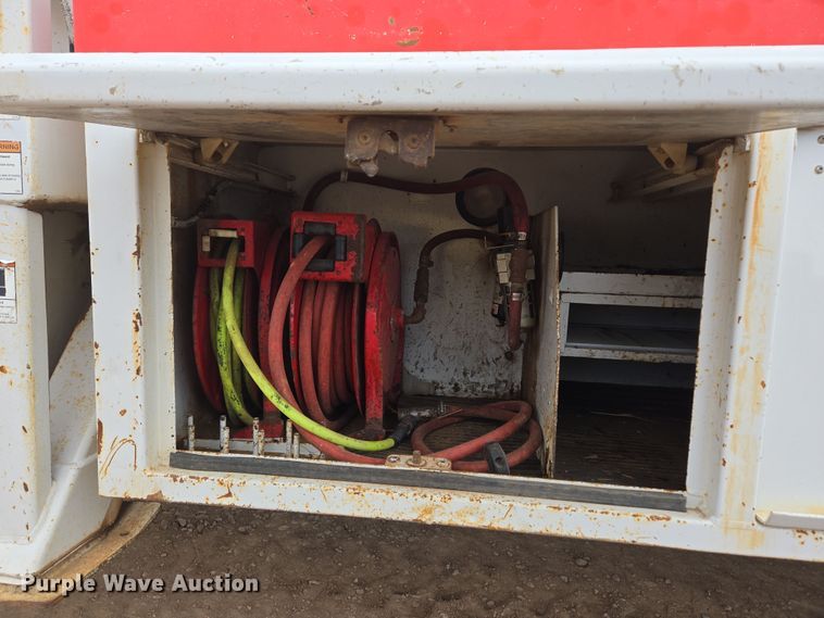 image for item DT7062 2001 International 4700 utility / service truck