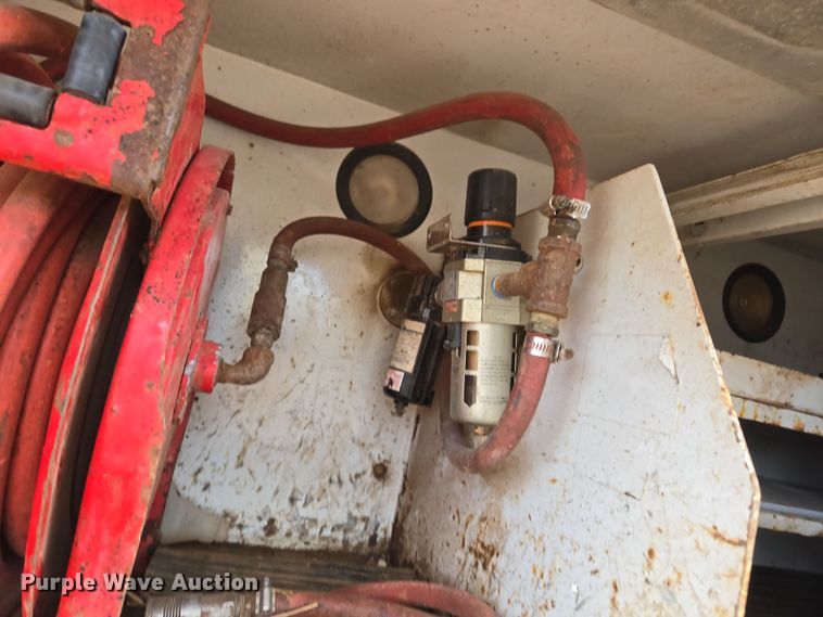 image for item DT7062 2001 International 4700 utility / service truck