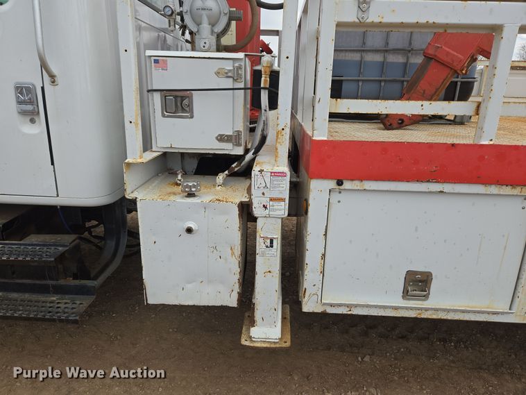 image for item DT7062 2001 International 4700 utility / service truck