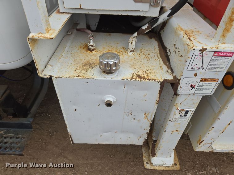 image for item DT7062 2001 International 4700 utility / service truck