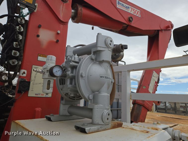 image for item DT7062 2001 International 4700 utility / service truck