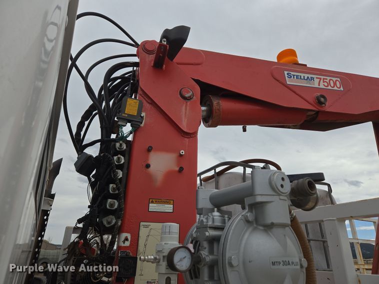 image for item DT7062 2001 International 4700 utility / service truck