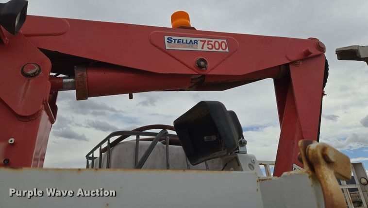 image for item DT7062 2001 International 4700 utility / service truck