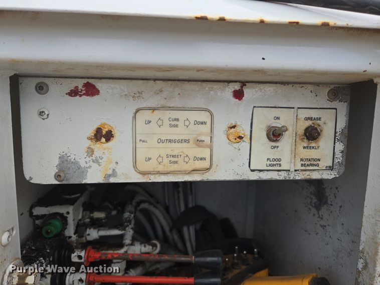 image for item DT7062 2001 International 4700 utility / service truck