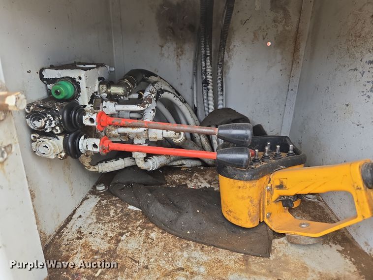 image for item DT7062 2001 International 4700 utility / service truck