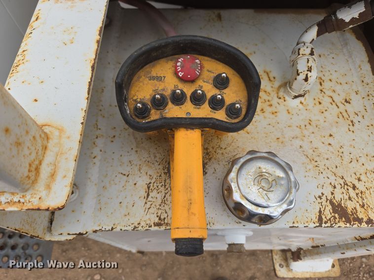 image for item DT7062 2001 International 4700 utility / service truck