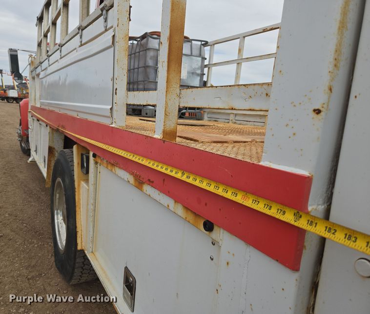 image for item DT7062 2001 International 4700 utility / service truck