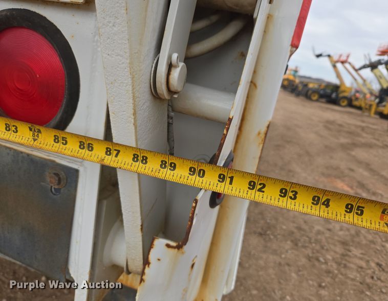 image for item DT7062 2001 International 4700 utility / service truck