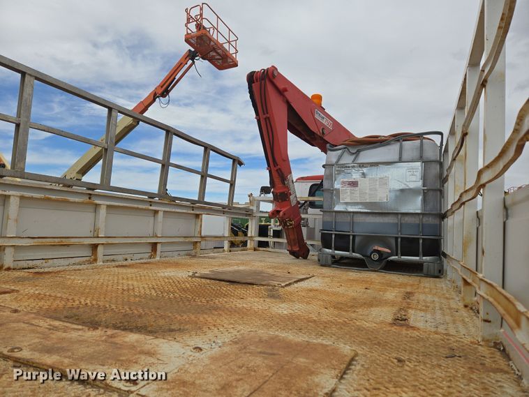 image for item DT7062 2001 International 4700 utility / service truck