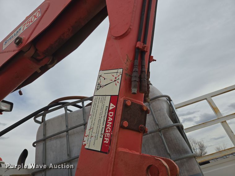 image for item DT7062 2001 International 4700 utility / service truck