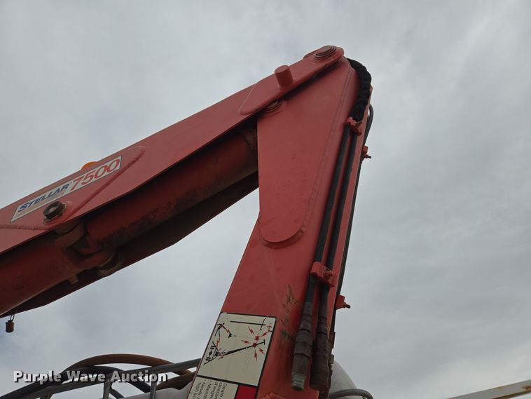 image for item DT7062 2001 International 4700 utility / service truck