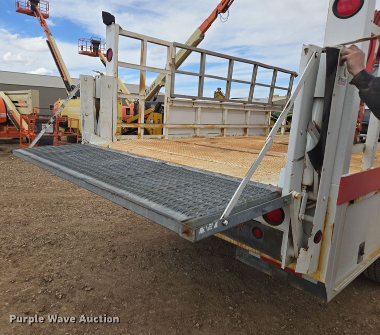 image for item DT7062 2001 International 4700 utility / service truck