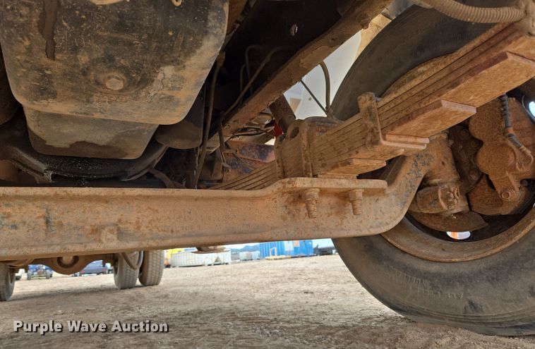 image for item DT7062 2001 International 4700 utility / service truck