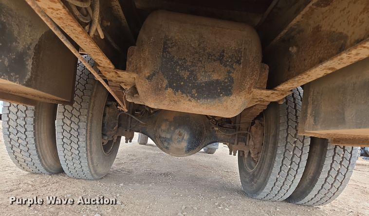 image for item DT7062 2001 International 4700 utility / service truck