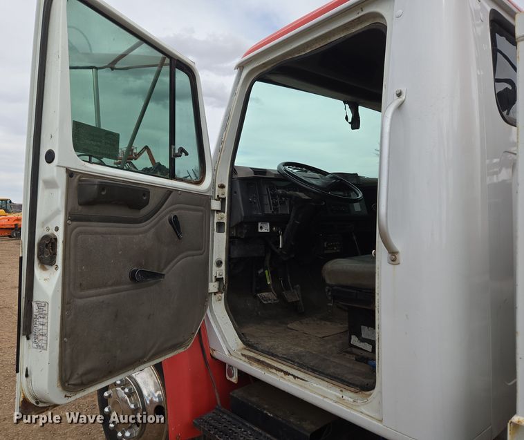 image for item DT7062 2001 International 4700 utility / service truck