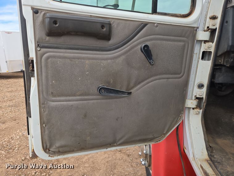 image for item DT7062 2001 International 4700 utility / service truck