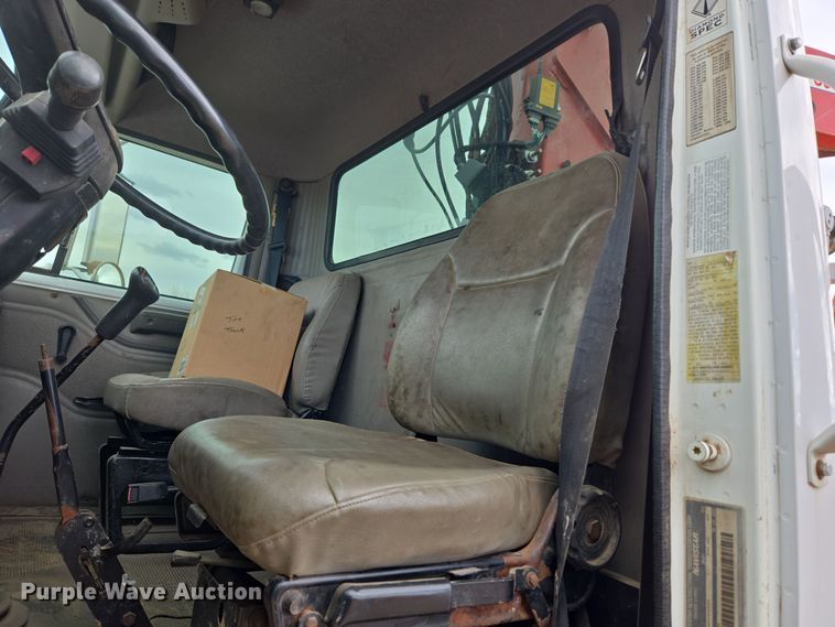 image for item DT7062 2001 International 4700 utility / service truck