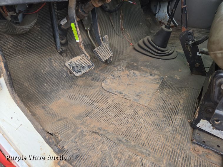 image for item DT7062 2001 International 4700 utility / service truck