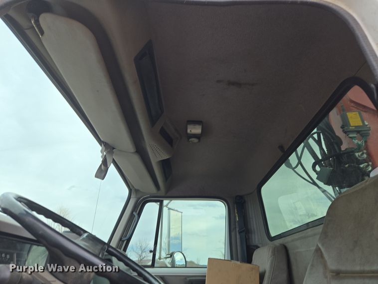 image for item DT7062 2001 International 4700 utility / service truck