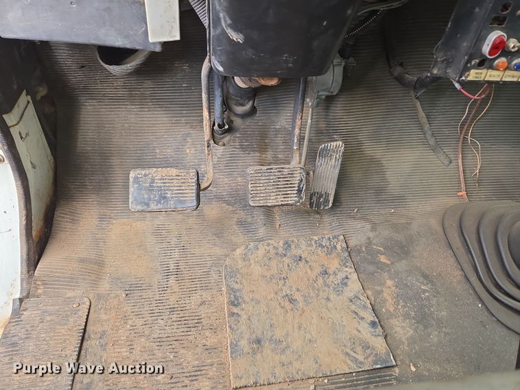 image for item DT7062 2001 International 4700 utility / service truck