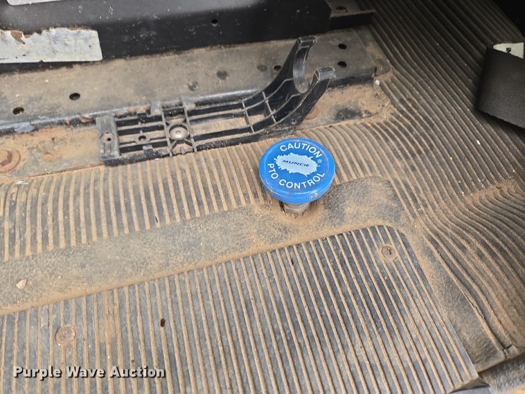 image for item DT7062 2001 International 4700 utility / service truck