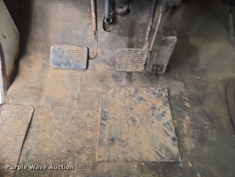 image for item DT7062 2001 International 4700 utility / service truck