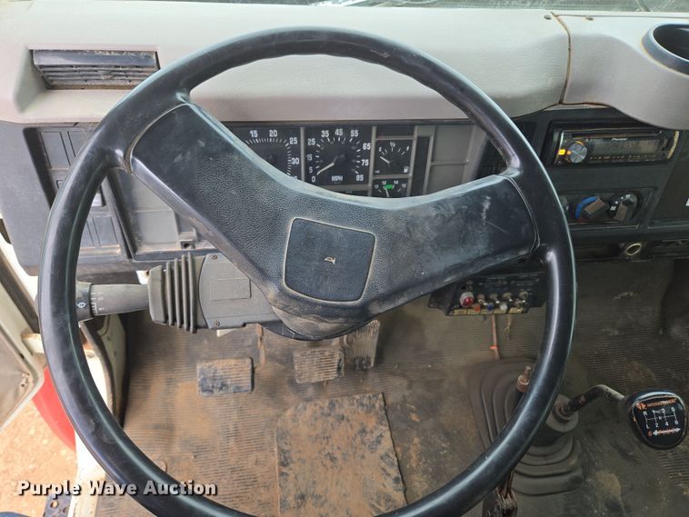 image for item DT7062 2001 International 4700 utility / service truck