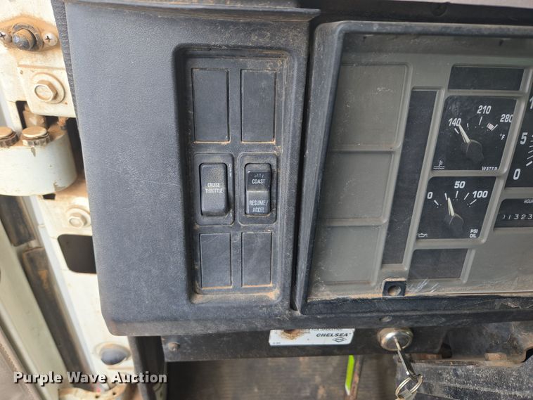 image for item DT7062 2001 International 4700 utility / service truck