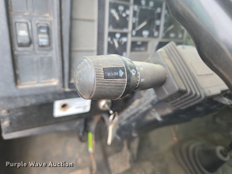 image for item DT7062 2001 International 4700 utility / service truck