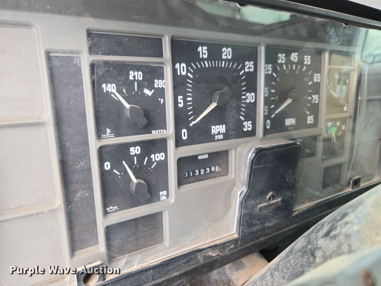 image for item DT7062 2001 International 4700 utility / service truck