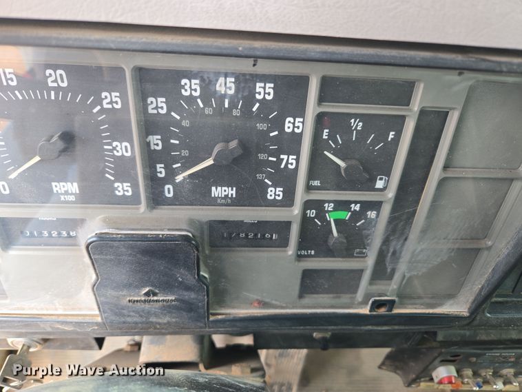 image for item DT7062 2001 International 4700 utility / service truck