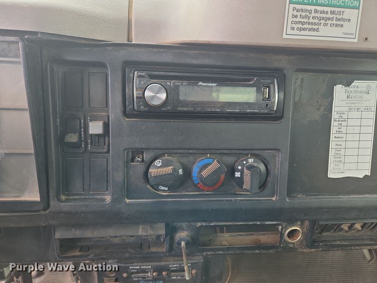 image for item DT7062 2001 International 4700 utility / service truck