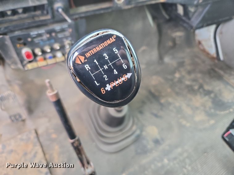 image for item DT7062 2001 International 4700 utility / service truck