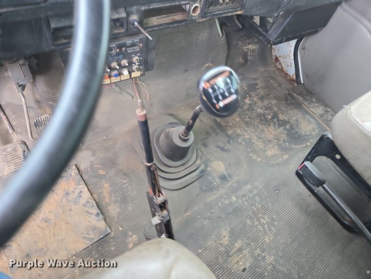 image for item DT7062 2001 International 4700 utility / service truck