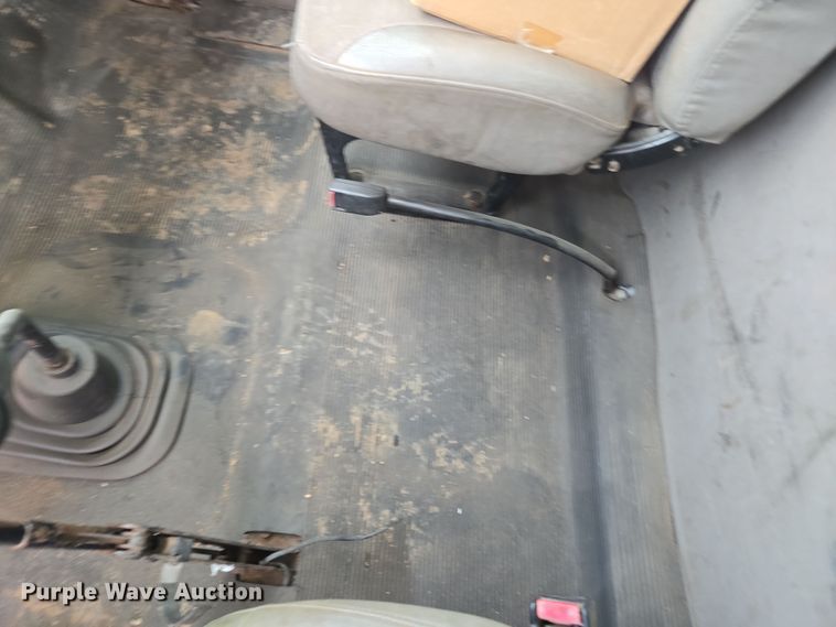 image for item DT7062 2001 International 4700 utility / service truck