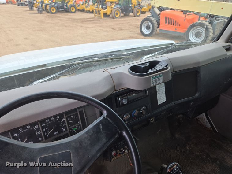 image for item DT7062 2001 International 4700 utility / service truck